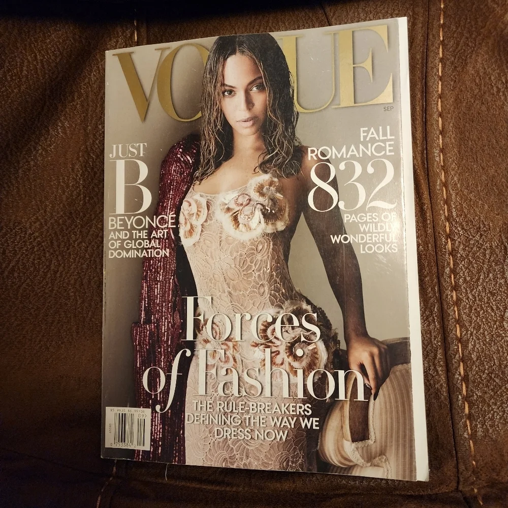 Pair of Vogue Magazines- Taylor Swift and Beyonce - Picture 10 of 12